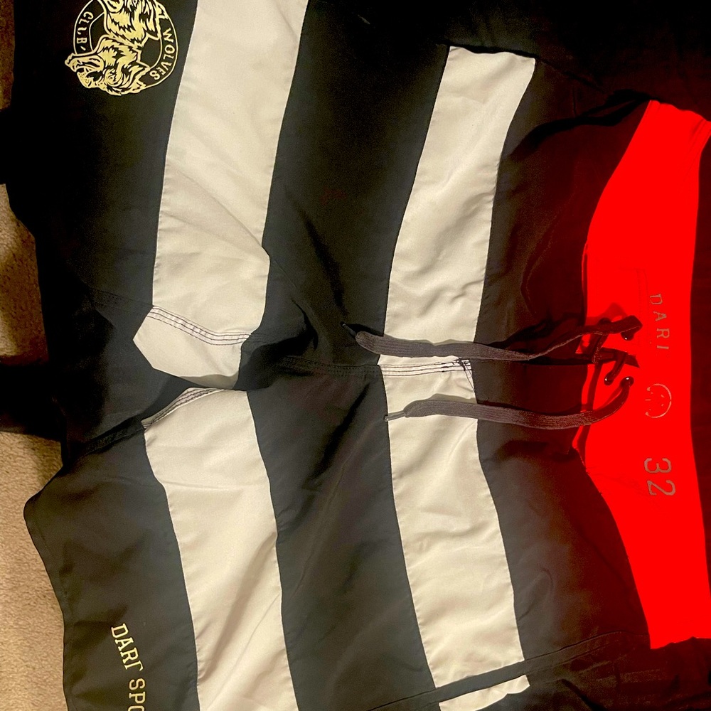 Darc sport size 32. Black red and white. My legs don’t fit them anymore.